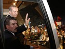 Turecký premiér Recep Tayyip Erdogan zdraví své píznivce na istanbulském...