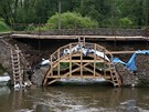 Práce na oprav historického mostu v Ronov nad Sázavou se zastavily.