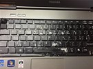 Takto dopadla klávesnice notebooku, který majitel po polití suil fénem na...