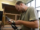 Zoolog Michal Podhrázský kontroluje krouek jednoho z pesunutých pták 