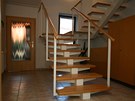 Pvodní schody se zábradlím - pro bezpenost dtí zcela nevhodným