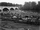 Odklízení klád a naplavenin u Negreliho viaduktu po povodni 1872