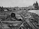 Nápor deva na Karlv most pi povodni na konci kvtna 1872. Povode byla