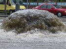 Kanály u metra Florenc pestaly pobírat návaly vody po prudkém deti v nedli