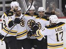 Bostontí hokejisté se radují z gólu Davida Krejího (uprosted).