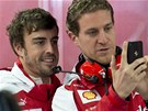 OBRÁZEK NA PAMÁTKU. panlský pilot Fernando Alonso se fotí spolen s éfem