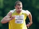 RYCHLOST. Bloruský desetiboja Andrej Kravenko sprintuje do cíle na mítinku v