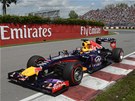 Sebastian Vettel s monopostem Red Bull krouí na trati Velké ceny Kanady na