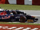 Francouzský pilot Jean-Eric Vergne s vozem Toro Rosso zápolí ve Velké cen