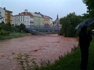 Komenského most v Jaromi podemlelo Labe a ást strhlo (3.6.2013).