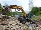 Oprava koryta �eky ve Svobod� nad �pou po povodni (4.6.2013).