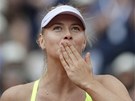 Maria arapovová se raduje z postupu do osmifinále Roland Garros.