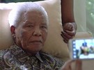 Nelson Mandela na snímku z konce dubna 2013, ti týdny po proputní z nemocnice