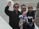 Elton John, David Furnish a jejich synové Zachary a Elijah (30. kvtna 2013)