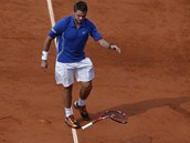 TY RAKETO JEDNA! vcarsk tenista Stanislas Wawrinka rozmtil ve tvrtfinle