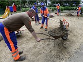 Úklidová četa ve čtvrtek v parku Folimanka čistila hřiště zanesené