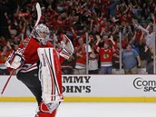 Corey Crawford z Chicaga oslavuje postup do finle Stanley Cupu.