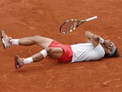 OSM TRIUMF. Rafael Nadal po osmm vtzstv ve finle Roland Garros zahodil...