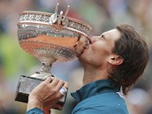 POLIBEK VTZE. Rafael Nadal slav osm vtzstv na Roland Garros. 