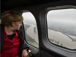 Německá kancléřka obhlíží záplavy nedaleko Pirny (4. června 2013)