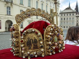 Cílem průvodu je převoz korunovačních klenotů z Prahy na Karlštejn. 