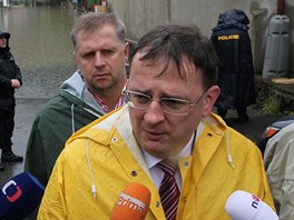 Ministr zemědělství Petr Bendl a premiér Petr Nečas při obhlídce Slapské