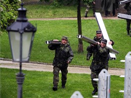 Vojáci pomáhají pi stavb protipovodové hráze v Praze na Kamp. (2. ervna...