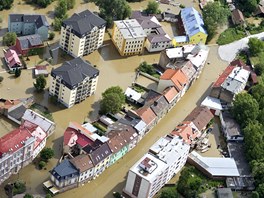 Vltava zaplavila i ulice a domy ve stedoeskch Kralupech. (4. ervna 2013)