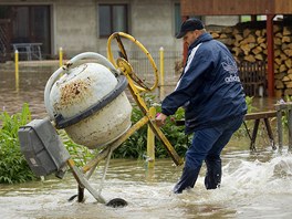 V Hon u Mlnka petekla protipovodov hrz, voda v obci rychle stoup. (4.