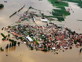 Rozvodnným Labem zaplavená obec eské Kopisty na Litomicku. (5. ervna 2013)