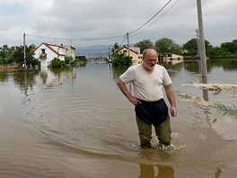 Kvli protrené protipovodové hrázi byla zaplavena v noci ze stedy na tvrtek...