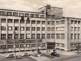 ZA �AS� ÚDERNÍK�. Sídlo národního podniku OKD v 50. letech.