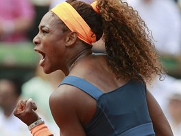 ANO! Serena Williamsová slaví povedený úder ve finále Roland Garros.