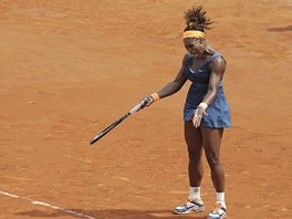 ZLOBA. Americká tenistka Serena Williamsová se na sebe zlobí v prbhu finále...