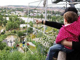 "Vidí a támhle byla dtská zoo, jak jsi tam krmila kzlátka a jezdila na...