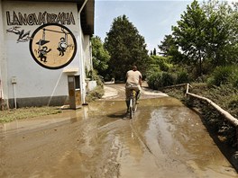 V pátek u se po spodní ásti zoo dalo pohybovat bez pomoci gumových lun...