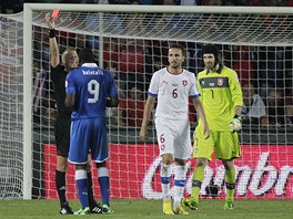 VYLOUENÍ. Italský útoník Mario Balotelli dostal po druhé luté ervenou kartu...