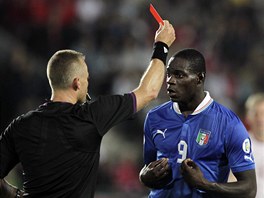 ALE PRO? Mario Balotelli diskutuje s rozhodím, ovem Svein Oddvar Moen byl...