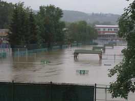 Kurty v tenisovém areálu praské Sparty zaplavila Vltava, výka vody místy...