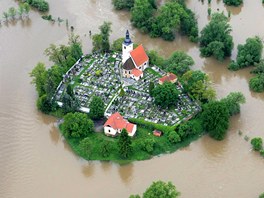 Kostel a hbitov U sv. Jií v Plzni-Doubravce odízla od okolního svta...