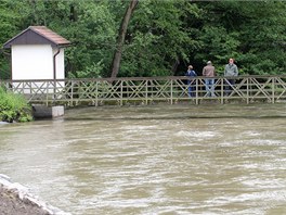 Rozvodnná Klabava protekla nedovenými protipovodovými vraty a zatopila...