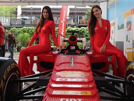 V esku se práv nachází model vozu Ferrari 150° Italia. V esku se práv...