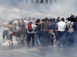 Na hlavn nmst Taksim v Istanbulu pilo v sobotu demonstrovat asi pt tisc...