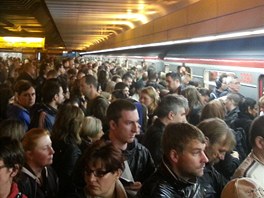 Chaos v metru na lince B. Mezi stanicemi Nov Butovice a Radlick jezdila pi...