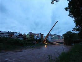 Práce na odstraňování částí poničeného mostu se protáhly až do večera.