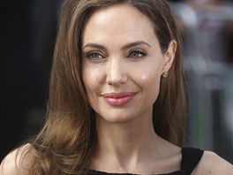 Angelina Jolie na premiéře filmu Světová válka Z (Londýn, 2. června 2013)