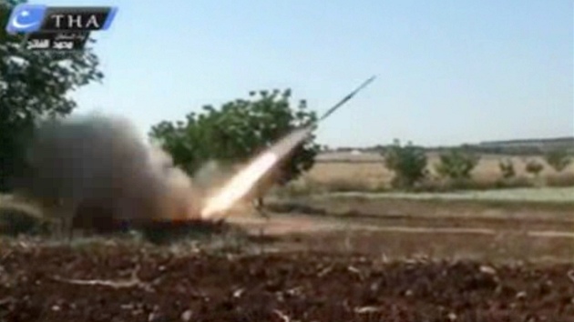 Povstalci odpaluj raketu na pozice Asadovch jednotek ve mst Kusajr (2. ervna 2013)