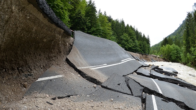 Povodn poniily adu silnic v Tyrolsku (3. ervna 2013)