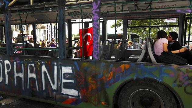 Revolun romantika. Turet milenci se lbaj ve vyplenm autobuse na istanbulskm nmst Taksim. (6. ervna 2013)