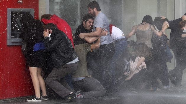 Pln zsah. Tureck policie v Ankae proti demonstrantm nasadila vodn dla (6. ervna 2013)